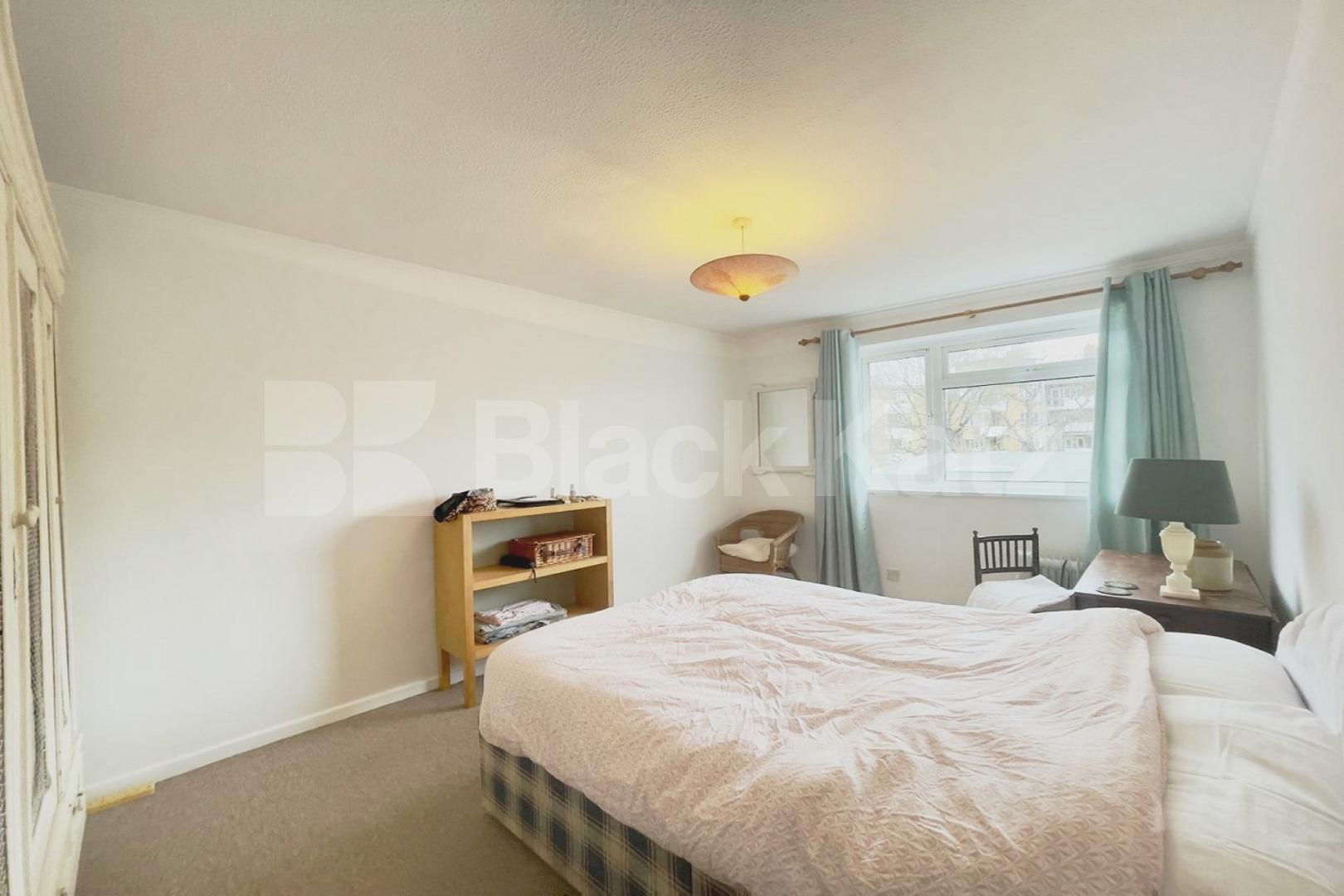 Beautiful apartment in SW12 with Off-Street Parking Weir Road , Clapham South/Balham